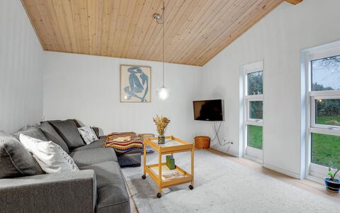 Floora - 20M from the Sea: Flooring, Muur, Verdieping, Interieur Ontwerp, Hout, Plafond, Houten Vloer, Verlichting, Meubilair, Laminaatvloer
