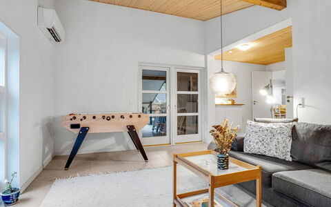 Floora - 20M from the Sea: Flooring, Muur, Verdieping, Interieur Ontwerp, Hout, Plafond, Houten Vloer, Verlichting, Meubilair, Laminaatvloer