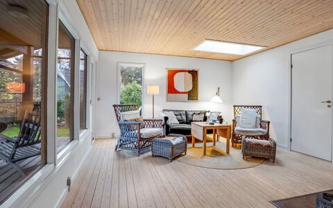 Floora - 20M from the Sea: Flooring, Muur, Verdieping, Interieur Ontwerp, Hout, Plafond, Houten Vloer, Verlichting, Meubilair, Laminaatvloer