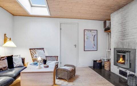 Floora - 20M from the Sea: Flooring, Muur, Verdieping, Interieur Ontwerp, Hout, Plafond, Houten Vloer, Verlichting, Meubilair, Laminaatvloer