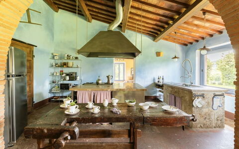 Podere Monti: Meubilair, Interieur Ontwerp, Hout, Huis, Flooring, Huis, Keuken, Tafel, Plafond, Stoel