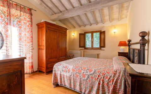 Villa la Felce: Bed, Meubilair, Slaapkamer, Interieur Ontwerp, Bedding, Laken, Muur, Hout, Plafond, Linens