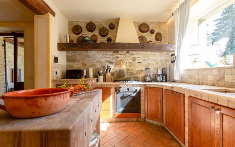 Villa la Felce: Interieur Ontwerp, Keuken, Meubilair, Countertop, Flooring, Muur, Hout, Cabinetry, Verdieping, Plafond