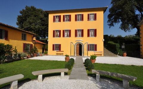 Villa Cerreta: Facade, Huis, Landgoed, Tuin, Gazon, Werf, Landscaping, Hacienda, Villa, Binnenplaats