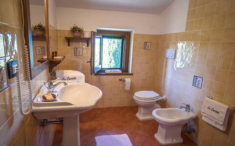 Villa del Lago: Flooring, Loodgieterswerkinrichting, Wastafel In De Badkamer, Badkamer, Wastafel, Interieur Ontwerp, Verdieping, Kraan, Meubilair, Loodgieter