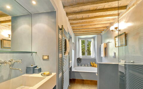 Villa Aiola: Muur, Loodgieterswerkinrichting, Interieur Ontwerp, Badkamer, Flooring, Plafond, Verdieping, Kraan, Wastafel, Verlichting