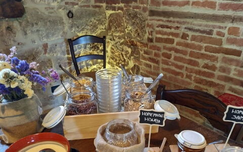 Podere della Bruciata: Meubilair, Restaurant, Stoel, Beits, Serveware, Dishware, Voedsel, Stellingen, Keuken En Eettafel, Eetkamer