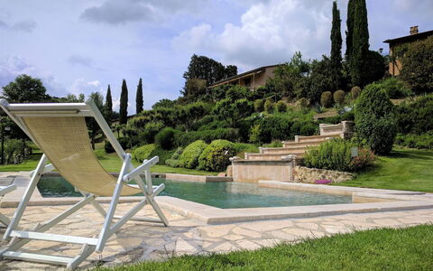 Podere della Bruciata: Buitenmeubels, Meubilair, Tuin, Flagstone, Landscaping, Ligstoel, Backyard, Schaduw, Stoel, Werf