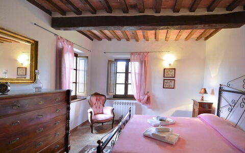 Il Tinaio: Muur, Meubilair, Bed, Huis, Huis, Slaapkamer, Menselijke Nederzetting, Laken, Bed Frame, Bedding