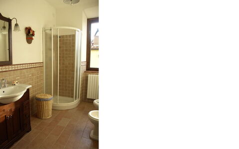 Podere dei Limoni: Flooring, Interieur Ontwerp, Verdieping, Hout, Loodgieterswerkinrichting, Verlichting, Loodgieter, Kamer, Wastafel In De Badkamer, Badkamer