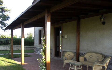 Podere dei Limoni: Hout, Veranda, Kolom, Deur, Schaduw, Outdoor Structuur, Tuin, Beits, Backyard, Hardwood