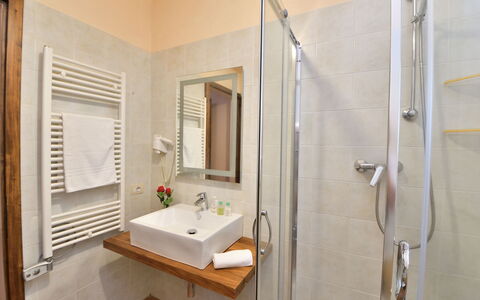 Bellaria: Interieur Ontwerp, Flooring, Meubilair, Verdieping, Hout, Loodgieterswerkinrichting, Kamer, Badkamer, Wastafel, Kraan