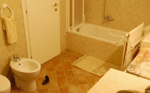 Podere Torre: Flooring, Verdieping, Loodgieterswerkinrichting, Badkamer, Interieur Ontwerp, Loodgieter, Tegel, Kraan, Kamer, Bad