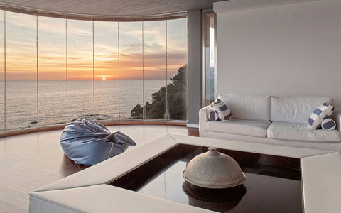 Villa Baia al Mare: Meubilair, Interieur Ontwerp, Verdieping, Flooring, Woonkamer, Bankstel, Verlichting, Kamer, Zee, Plafond