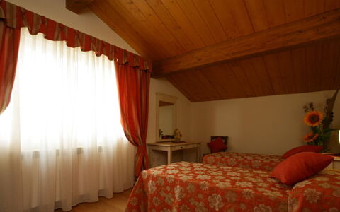 San Giuseppe Villa: Meubilair, Interieur Ontwerp, Textiel, Kamer, Plafond, Linens, Slaapkamer, Verlichting, Oranje, Laken