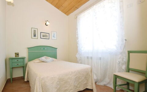 San Giuseppe Villa: Meubilair, Bed, Slaapkamer, Interieur Ontwerp, Laken, Verdieping, Bedding, Flooring, Hout, Plafond