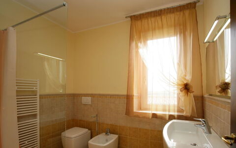 San Giuseppe Villa: Flooring, Interieur Ontwerp, Muur, Verdieping, Loodgieterswerkinrichting, Hout, Badkamer, Kraan, Loodgieter, Plafond