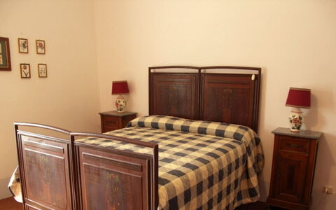 Vallocchie: Meubilair, Bed, Slaapkamer, Hout, Laken, Bedding, Flooring, Interieur Ontwerp, Verdieping, Bed Frame