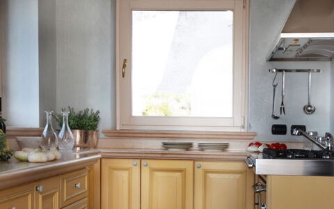 Villa Garda: Hout, Keuken, Interieur Ontwerp, Countertop, Huis, Flooring, Gootsteen, Cabinetry, Toestel Van De Keuken, Kraan