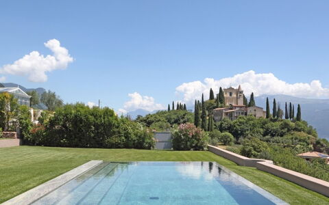 Villa Garda: Zwembad, Heuvel, Bergketen, Landgoed, Landscaping, Eco Hotel, Tuin, Villa, Toevlucht, Herenhuis