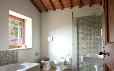 Villa del Cammino: Badkamer, Muur, Loodgieterswerkinrichting, Flooring, Interieur Ontwerp, Verdieping, Kraan, Loodgieter, Huis, Wastafel In De Badkamer