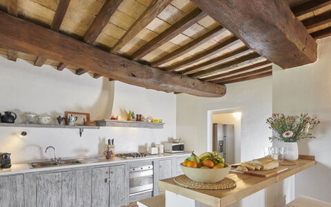 Villa Sibilla: Keuken, Meubilair, Interieur Ontwerp, Hout, Flooring, Countertop, Huis, Cabinetry, Plafond, Verdieping