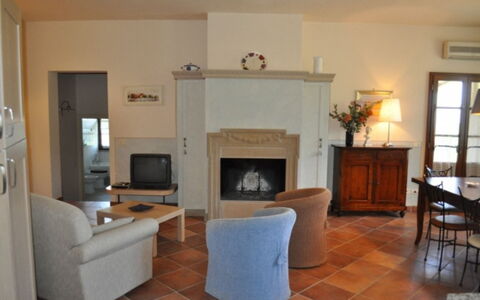 Podere della Madonna Villa: Meubilair, Interieur Ontwerp, Flooring, Verdieping, Stoel, Kamer, Plafond, Tafel, Verlichting, Woonkamer