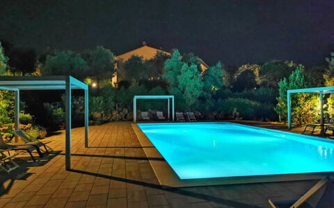 Podere della Madonna Villa: Zwembad, Blauw, Toevlucht, Samengesteld Materiaal, Eco Hotel, Buitenmeubels, Schaduw, Vrije Tijd, Thermae, Landschap Verlichting