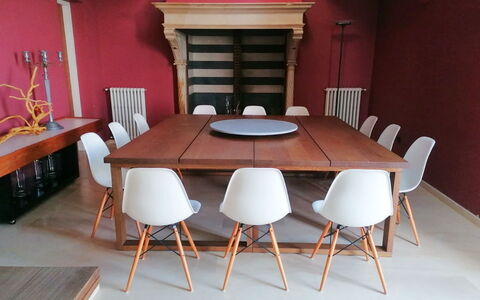 Villa Cala Moresca: Meubilair, Flooring, Stoel, Hout, Interieur Ontwerp, Tafel, Verdieping, Keuken En Eettafel, Eetkamer, Bruin
