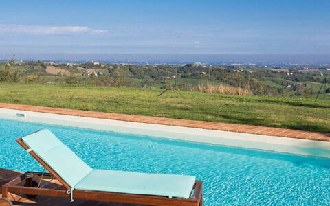 Cascina del Castello: Blauw, Zwembad, Meubilair, Buitenmeubels, Toevlucht, Ligstoel, Schaduw, Eco Hotel, Chaise Longue, Hardwood