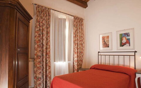Villa dello Zingaro: Meubilair, Interieur Ontwerp, Muur, Slaapkamer, Bed, Laken, Flooring, Verdieping, Textiel, Linens