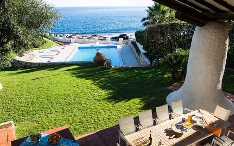 Villa Luna Blu: Blauw, Zwembad, Toevlucht, Vrije Tijd, Eco Hotel, Buitenmeubels, Ligstoel, Zee, Vakantie, Schaduw