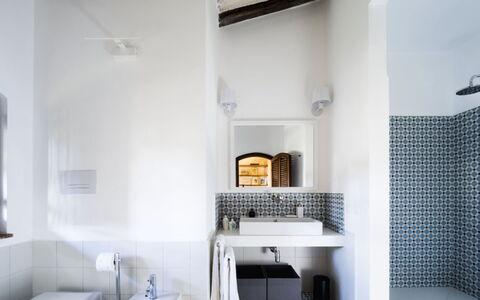Villa Luna Blu: Muur, Interieur Ontwerp, Flooring, Verdieping, Badkamer, Loodgieterswerkinrichting, Plafond, Tegel, Loodgieter, Kamer