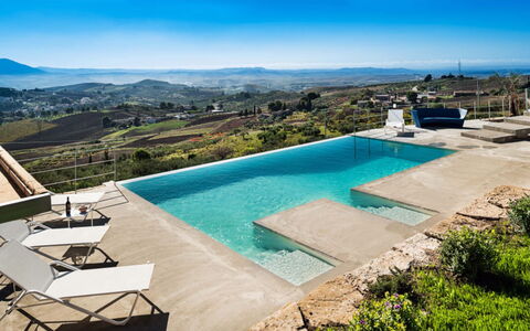 Villa Eroica: Zwembad, Blauw, Toevlucht, Samengesteld Materiaal, Eco Hotel, Buitenmeubels, Ligstoel, Thermae, Schaduw, Badplaats
