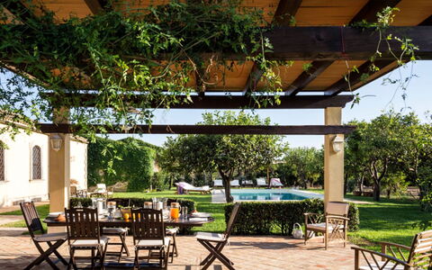 Villa del Sirio: Meubilair, Buitenmeubels, Tuin, Tafel, Schaduw, Buitentafel, Stoel, Toevlucht, Backyard, Keuken En Eettafel