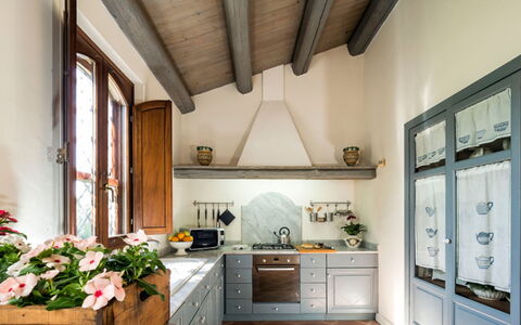 Villa del Sirio: Meubilair, Interieur Ontwerp, Keuken, Hout, Flooring, Huis, Cabinetry, Countertop, Plafond, Verlichting