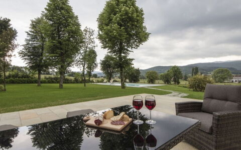 Villa Sara: Meubilair, Landschap, Buitenmeubels, Plain, Tuin, Buitentafel, Gazon, Stoel, Landscaping, Park