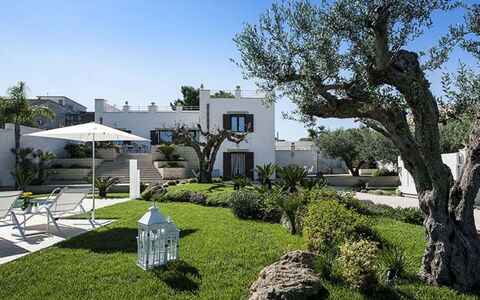 Villa della Laguna: Struik, Tuin, Huis, Landscaping, Schaduw, Landgoed, Werf, Bloempot, Hacienda, Gazon