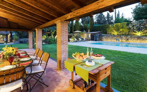 Villa Etna: Meubilair, Tafel, Stoel, Toevlucht, Interieur Ontwerp, Buitenmeubels, Keuken En Eettafel, Zwembad, Buitentafel, Tuin