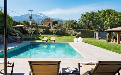 Villa Etna: Zwembad, Buitenmeubels, Toevlucht, Vrije Tijd, Schaduw, Eco Hotel, Paraplu, Tuin, Landscaping, Stoel