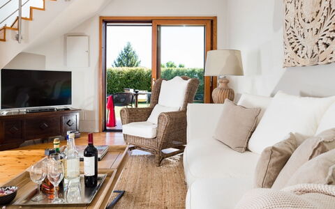 Villa Etna: Meubilair, Interieur Ontwerp, Bankstel, Flooring, Woonkamer, Kamer, Hout, Verdieping, Huis, Plafond