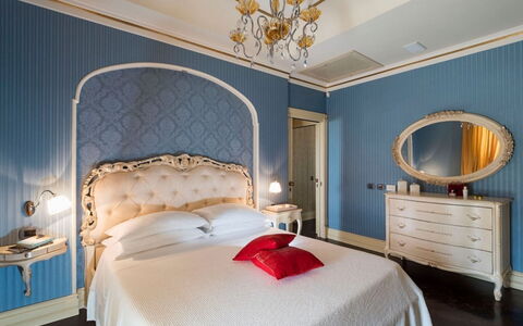 Villa del Drago: Slaapkamer, Bed, Meubilair, Interieur Ontwerp, Laken, Bedding, Plafond, Textiel, Linens, Kamer