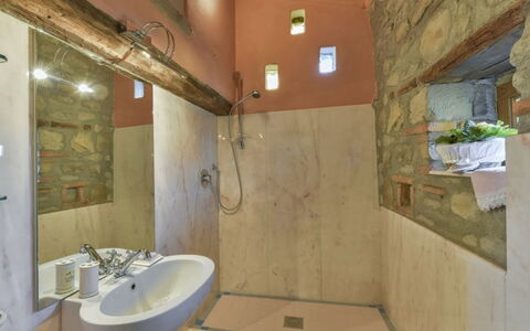 Villa Lucente: Flooring, Muur, Interieur Ontwerp, Verdieping, Plafond, Loodgieterswerkinrichting, Kamer, Badkamer, Verlichting, Meubilair