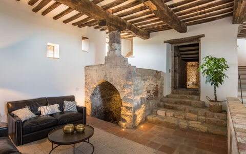 Villa Ugo: Muur, Flooring, Plafond, Verdieping, Meubilair, Stenen Muur, Stoel, Zolder, Woonkamer, Houten Vloer