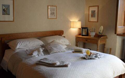 Villa Antonella: Bed, Meubilair, Bedding, Slaapkamer, Laken, Hout, Interieur Ontwerp, Linens, Verdieping, Textiel