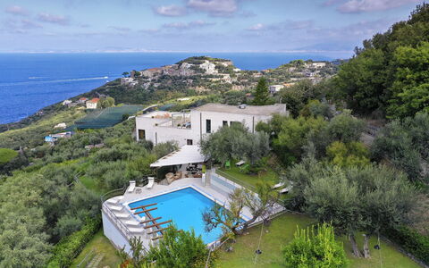 Villa Liliana: Zwembad, Woongebied, Toevlucht, Landgoed, Huis, Menselijke Nederzetting, Vogelperspectief, Luchtfotografie, Eco Hotel, Thermae