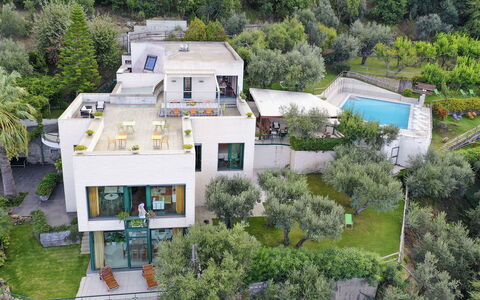 Villa Liliana: Gebouw, Woongebied, Huis, Huis, Architectuur, Buurt, Dak, Landgoed, Menselijke Nederzetting, Appartement