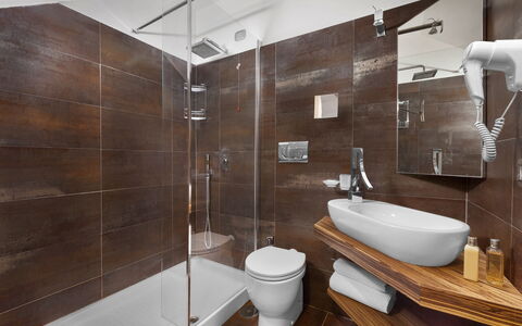 Villa Liliana: Badkamer, Interieur Ontwerp, Flooring, Loodgieterswerkinrichting, Verdieping, Wastafel, Loodgieter, Toilet, Kraan, Tegel