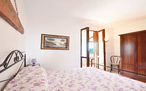 Villa Campanella: Meubilair, Slaapkamer, Bed, Interieur Ontwerp, Bedding, Bed Frame, Verdieping, Laken, Flooring, Plafond