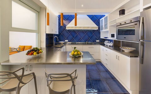 Villa Nerano: Keuken, Meubilair, Interieur Ontwerp, Countertop, Flooring, Toestel Van De Keuken, Verdieping, Plafond, Hout, Cabinetry